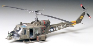 TAMIYA 60722 BELL UH-1B HUEY