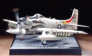 Tamiya 61505 DOUGLAS A-1H SKYRAIDER  U.S.NAVY (ruchome śmigło śilnik)